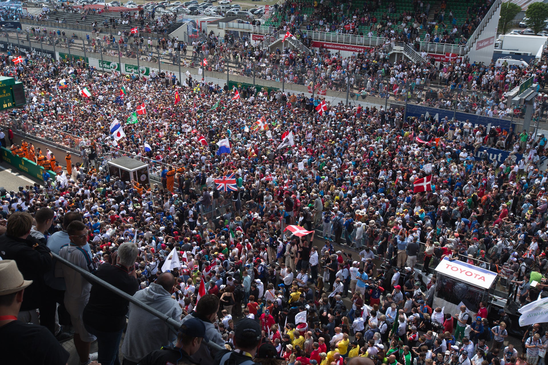 Le Mans crowd at main straight