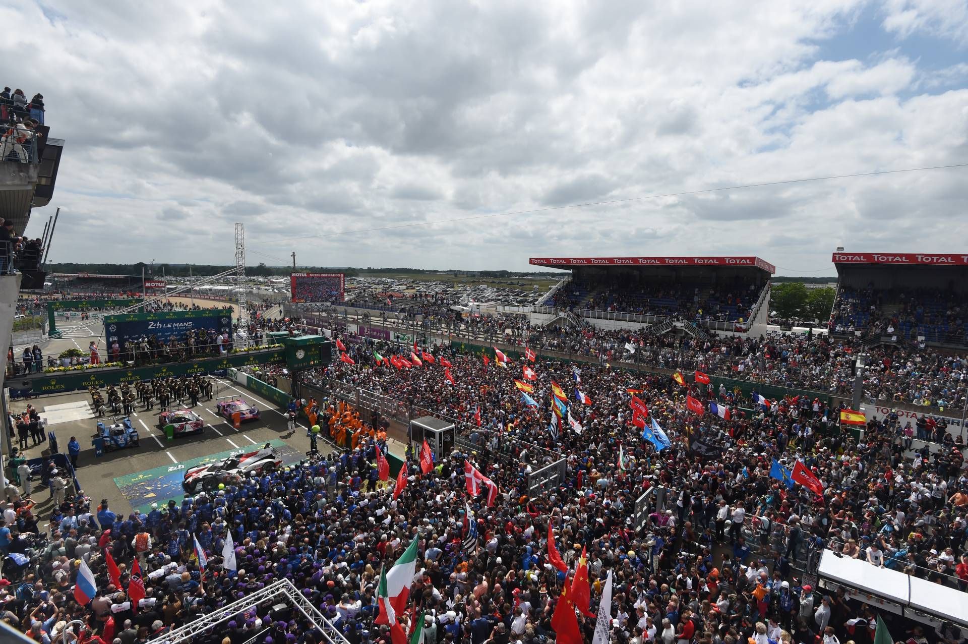 Le Mans crowd podium session
