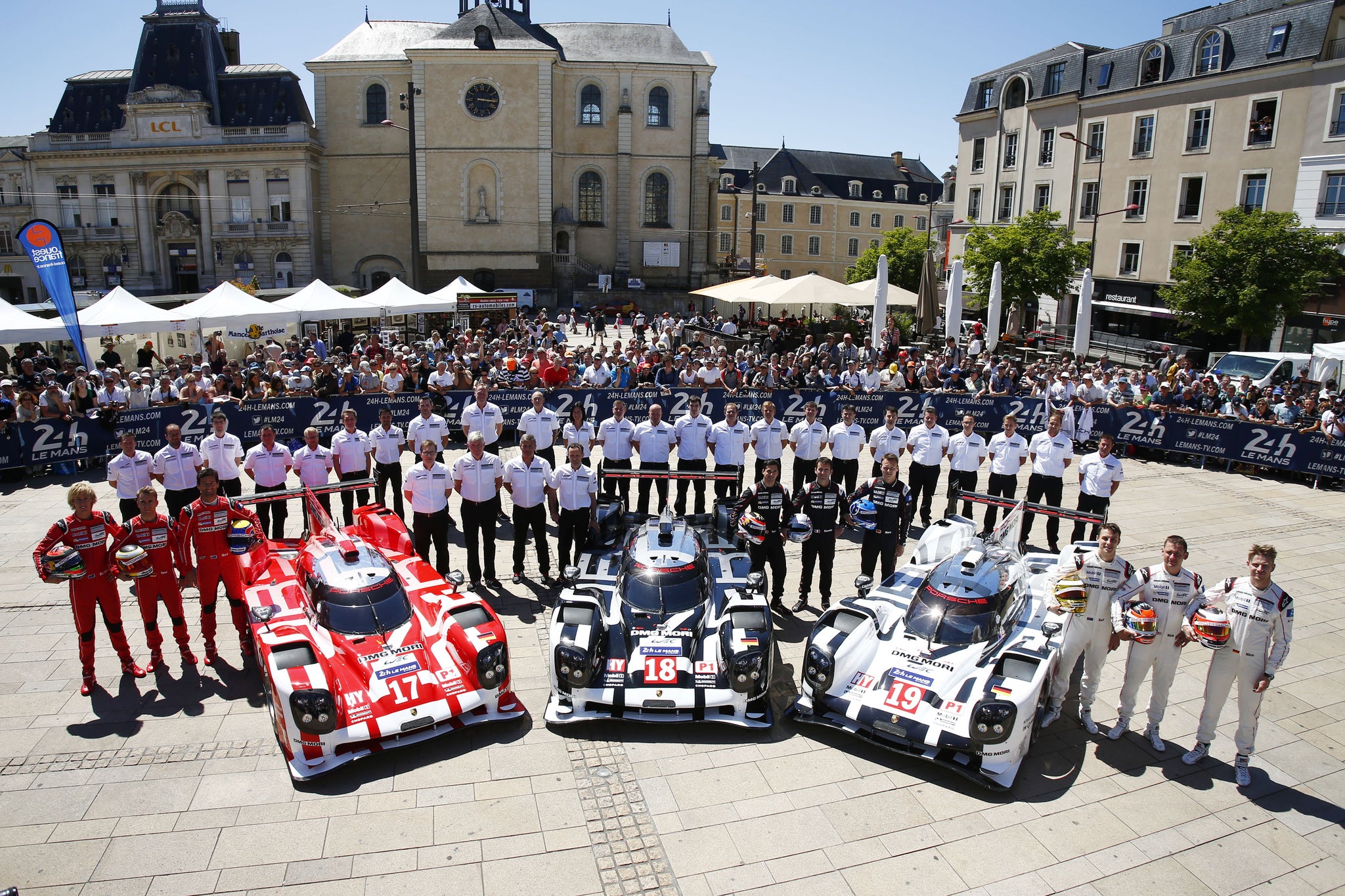 Porsche LMP1 team group shot